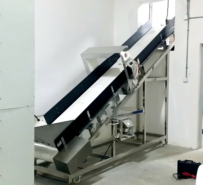 美資五百強(qiáng)企業(yè)某百惠破碎機(jī)前大型上料金屬檢測(cè)機(jī)使用案例