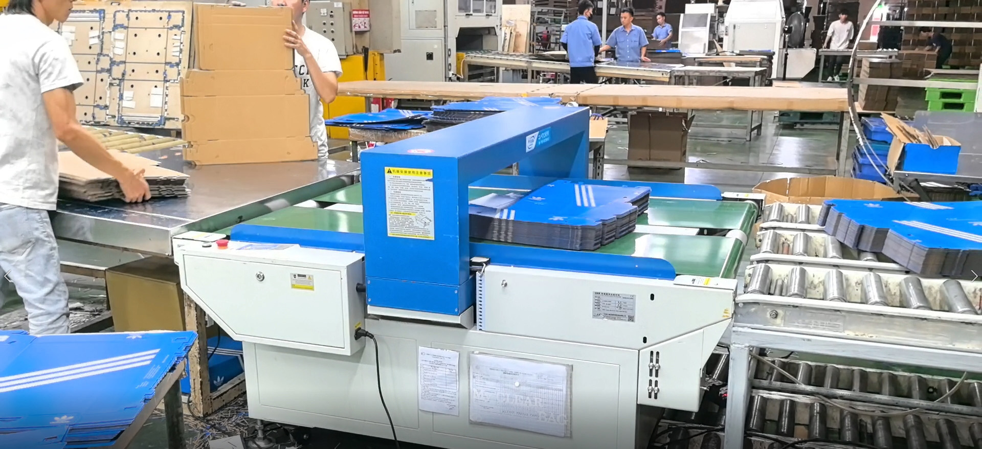 越南某紙業(yè)有限公司使用多臺(tái)連新牌寬幅檢針機(jī) 、寬幅紙品金屬檢測(cè)機(jī)