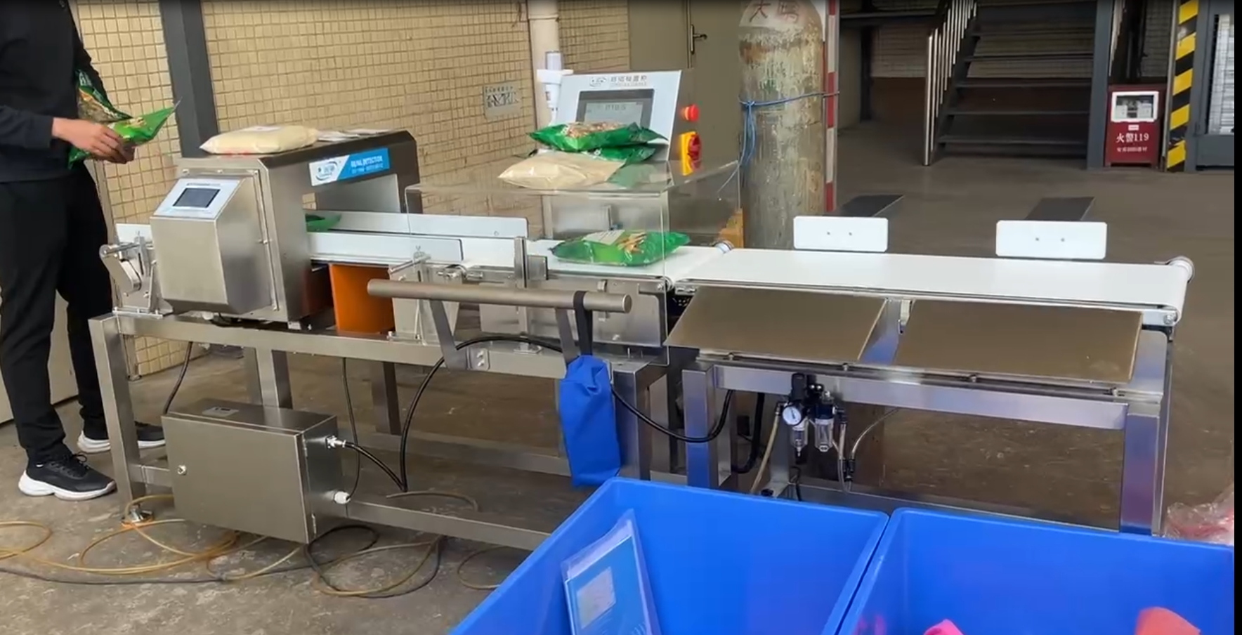 東莞市某藥材食品廠金檢稱重一體機(jī)使用現(xiàn)場(chǎng)