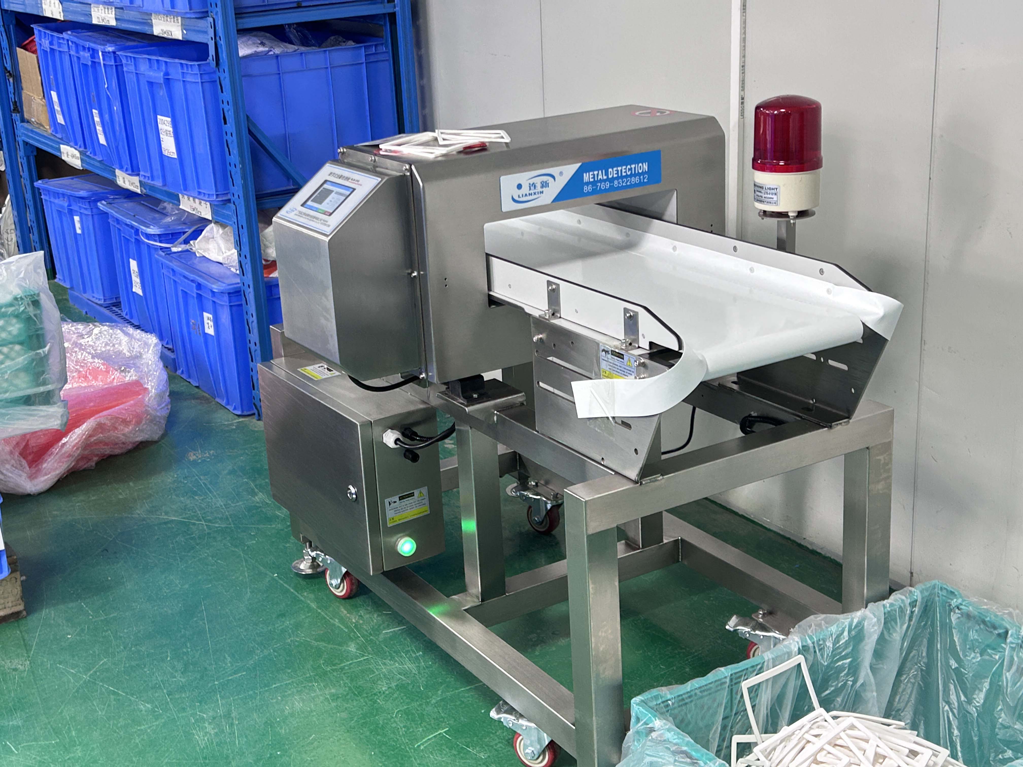 廣東某塑膠制品廠使用連新牌金屬檢測(cè)機(jī)現(xiàn)場(chǎng)