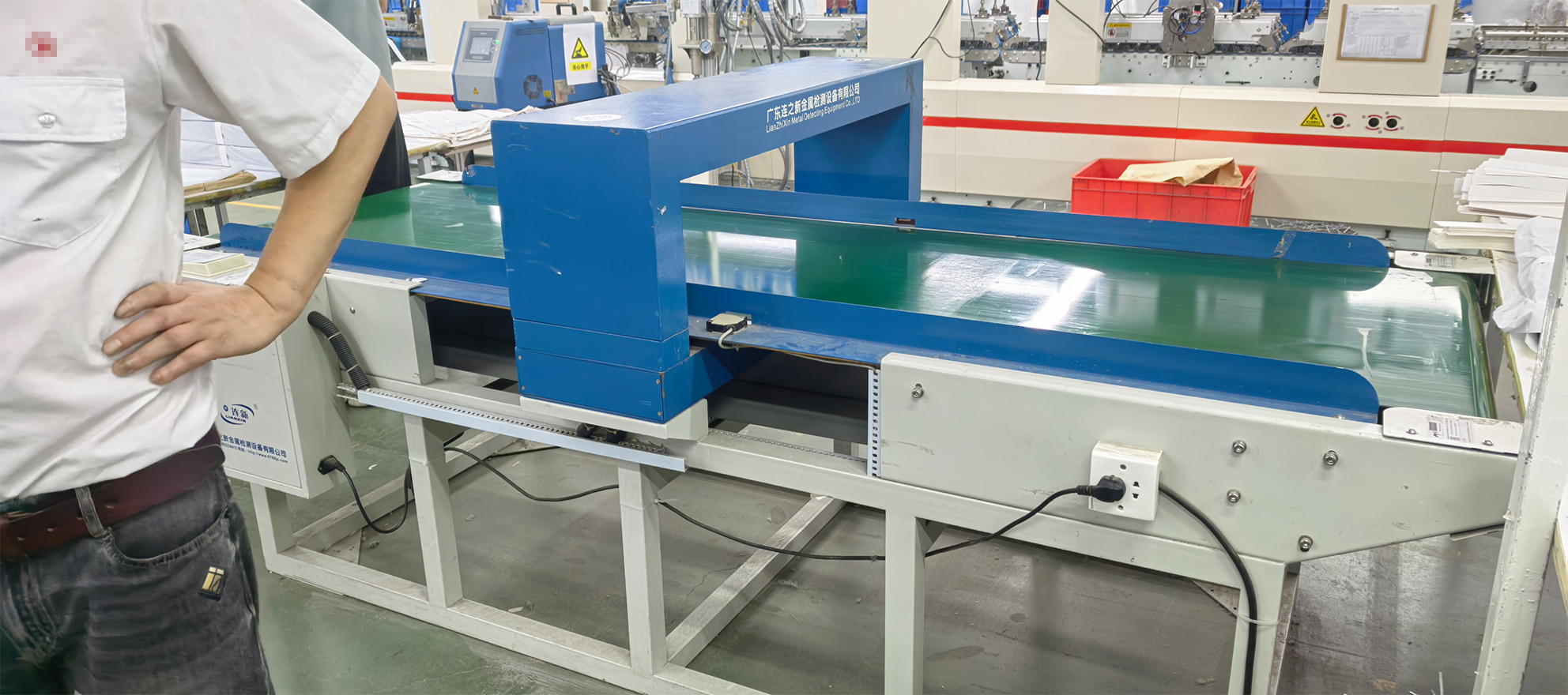 鞋紙盒寬幅檢針機(jī)使用現(xiàn)場(chǎng)