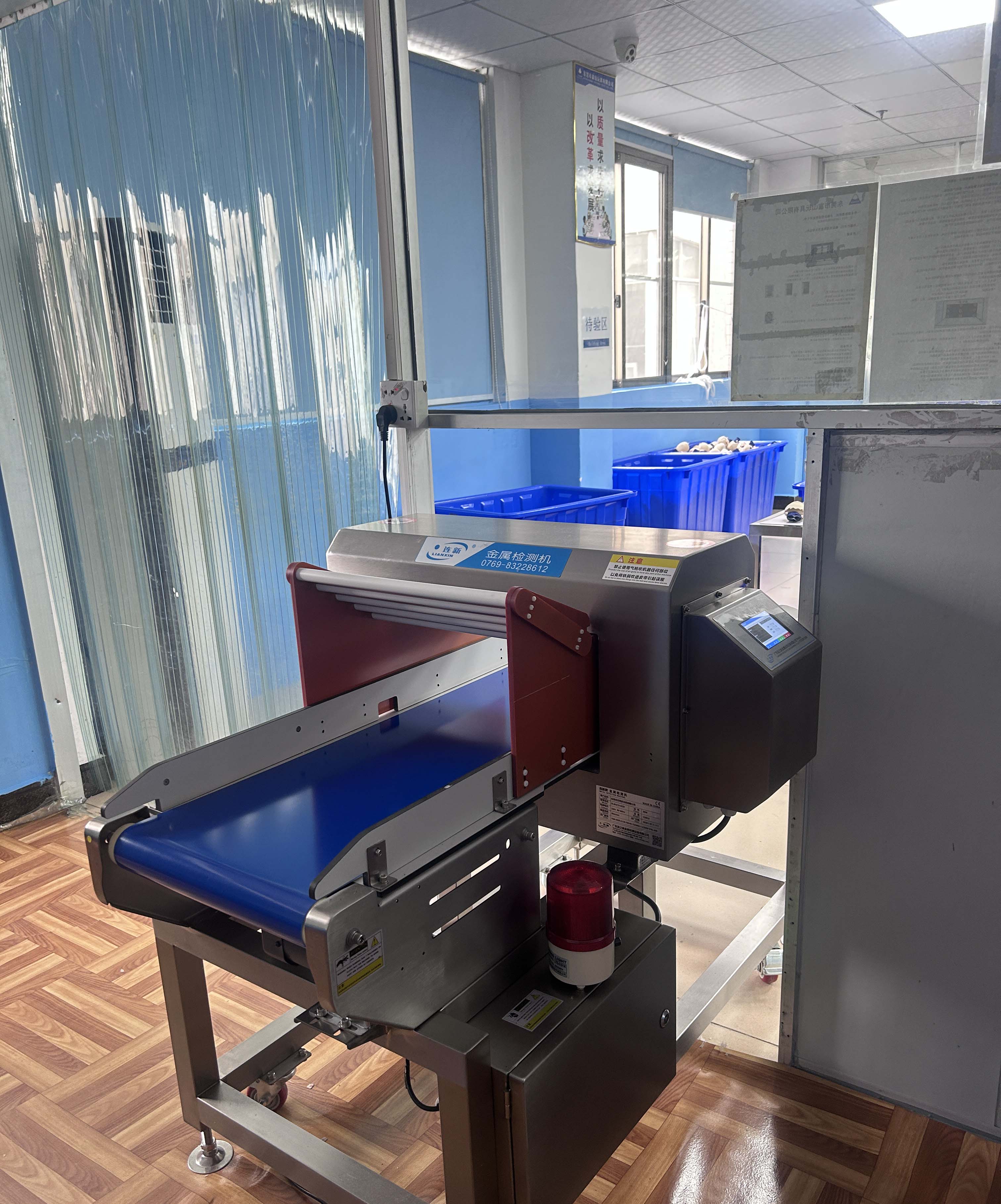 智能玩具的金屬異物零容忍｜茶山某玩具廠引入連新牌壓縮導(dǎo)入式金屬檢測(cè)機(jī)