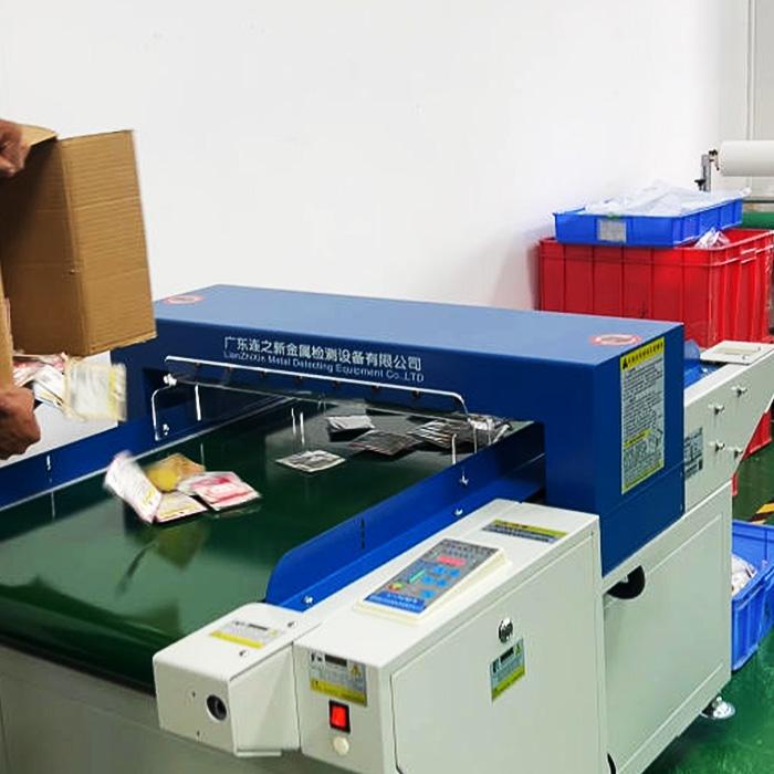 刺繡兒童發(fā)飾檢針機(jī)使用現(xiàn)場(chǎng)——連新檢針機(jī)守護(hù)兒童健康